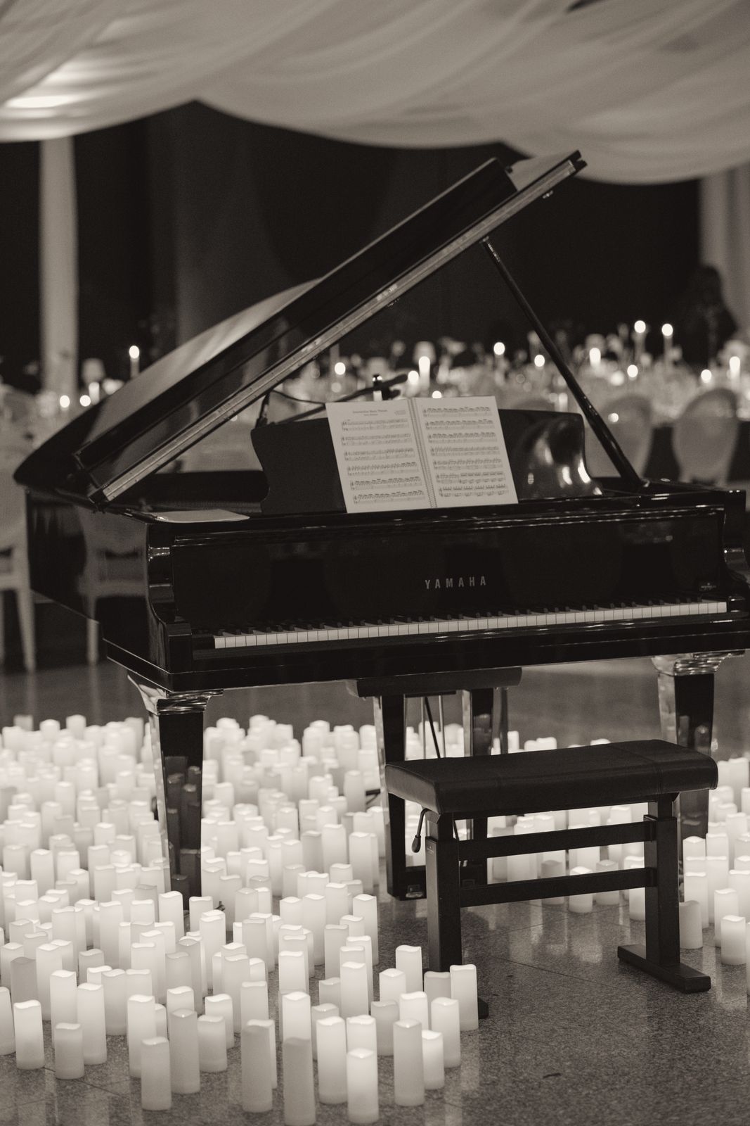 Piano de cauda rodeado de velas